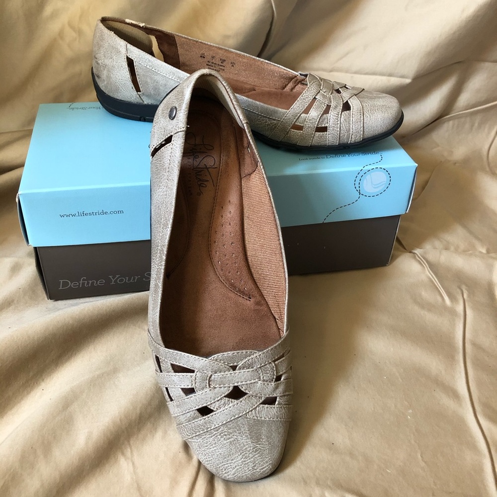 Life Stride taupe flats